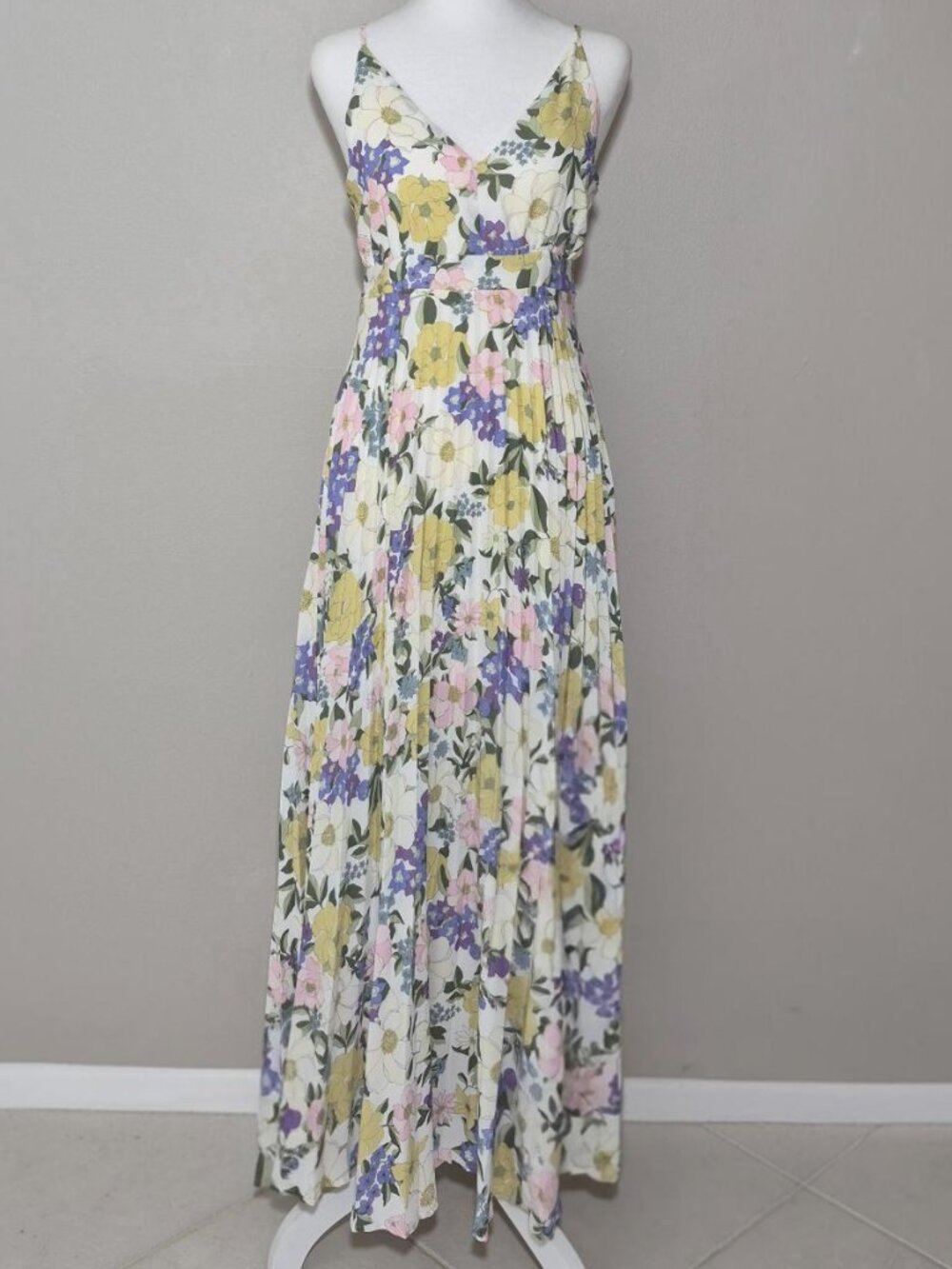 Jessica Simpson Women’s White Floral Pleated V Neck Maxi Dress – Size M